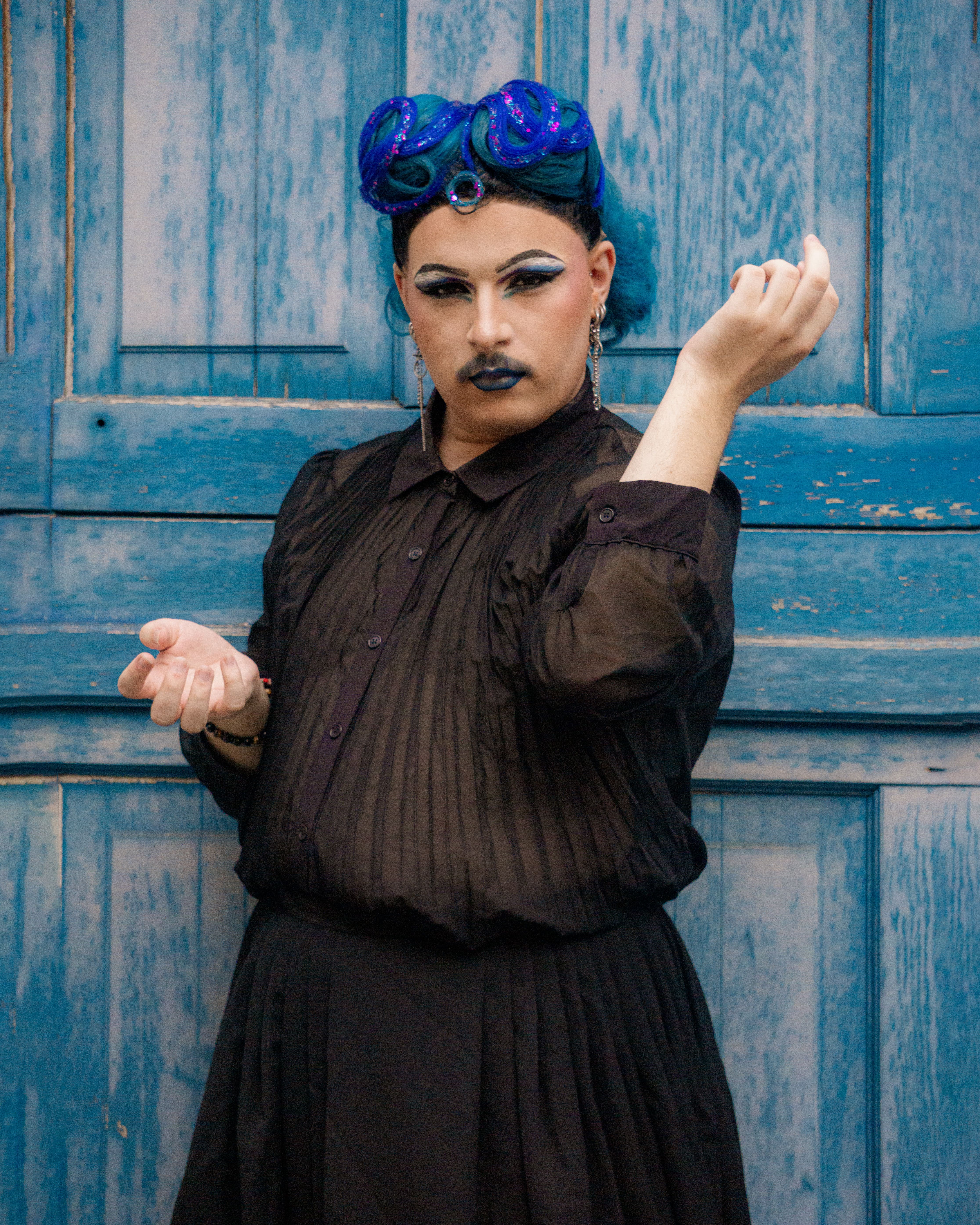 Portrait artistique maquillage et perruque bleue — photographie par Maëlle Vétois