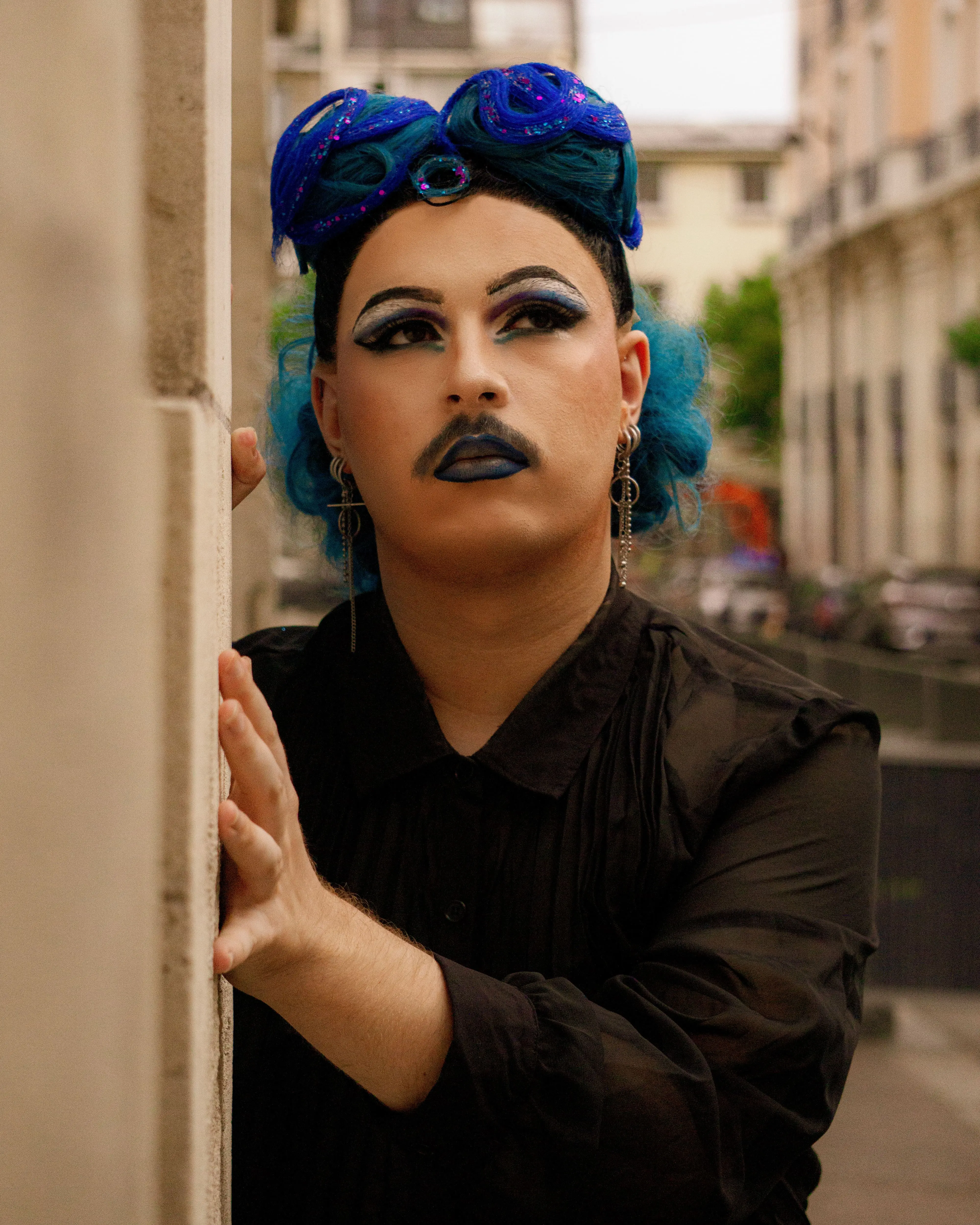 Portrait artistique maquillage et perruque bleue en rue — photographie par Maëlle Vétois