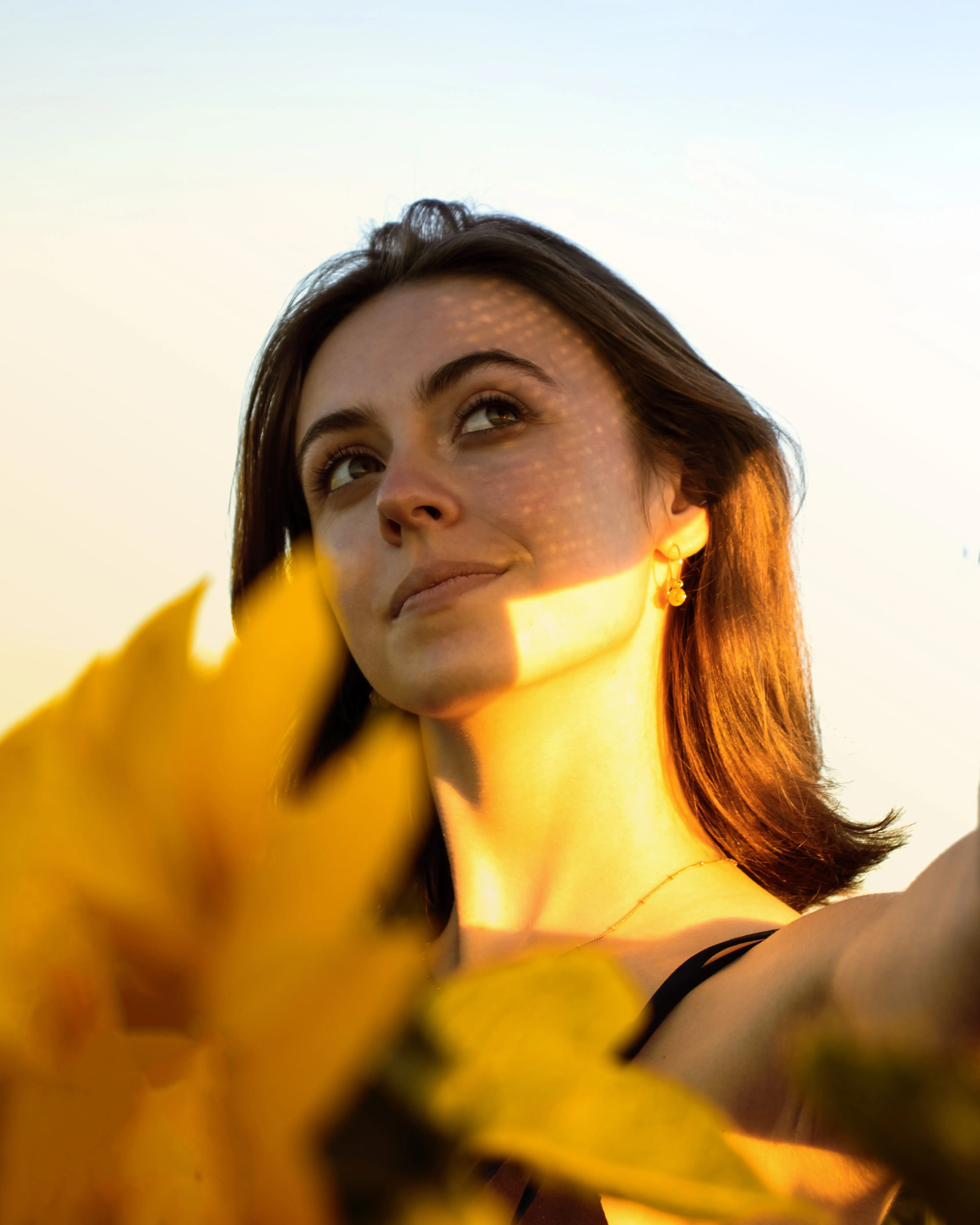 Portrait de femme en extérieur — lumière naturelle, photographie par Maëlle Vétois