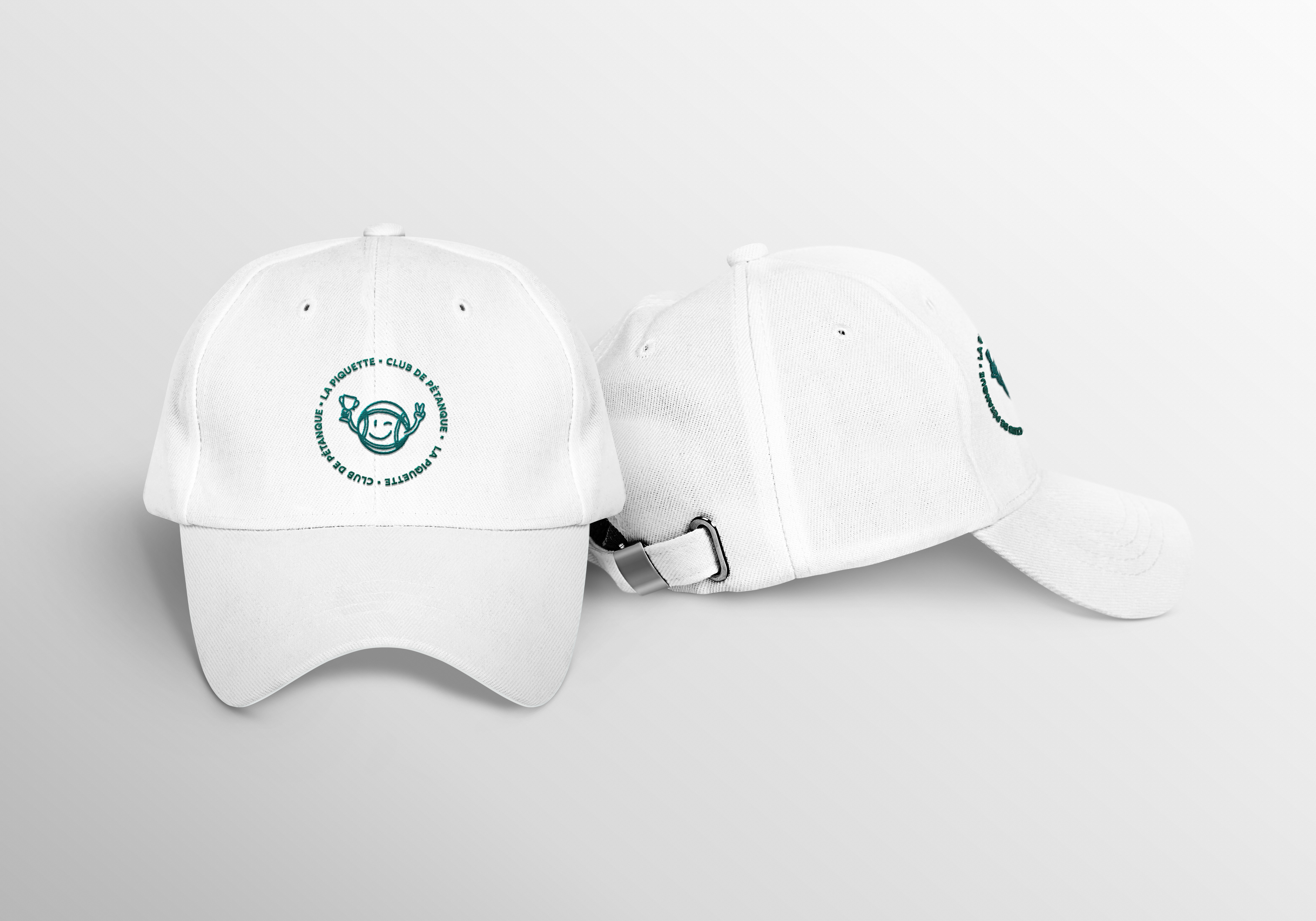Casquettes blanches brodées du badge circulaire La Piquette · Club de Pétanque